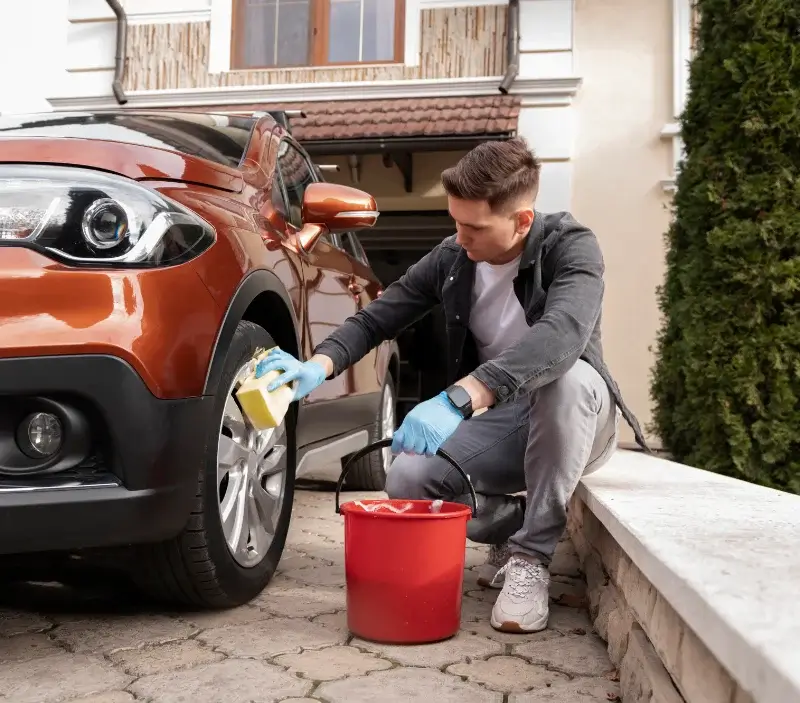 Lavage auto à domicile Villebon-sur-Yvette : professionnel intervenant sur un véhicule